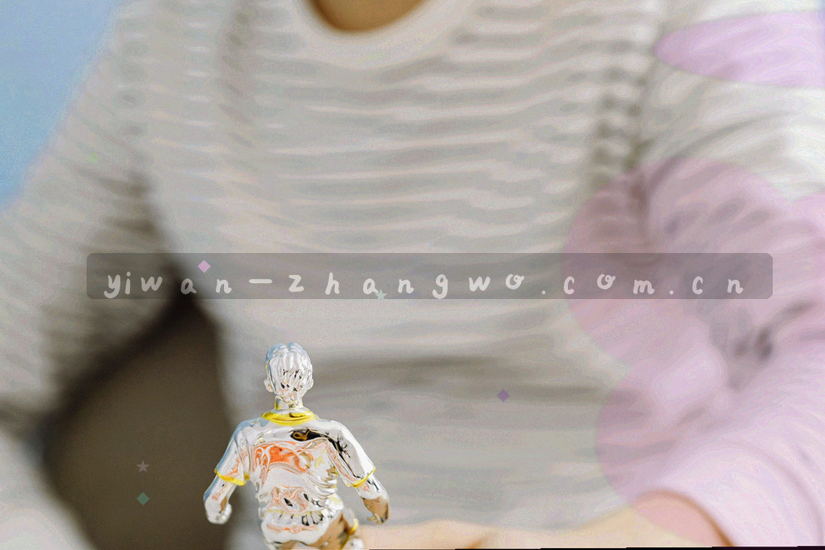 几位团队成员围看同一块屏幕的侧影，屏幕冷光映在墙面